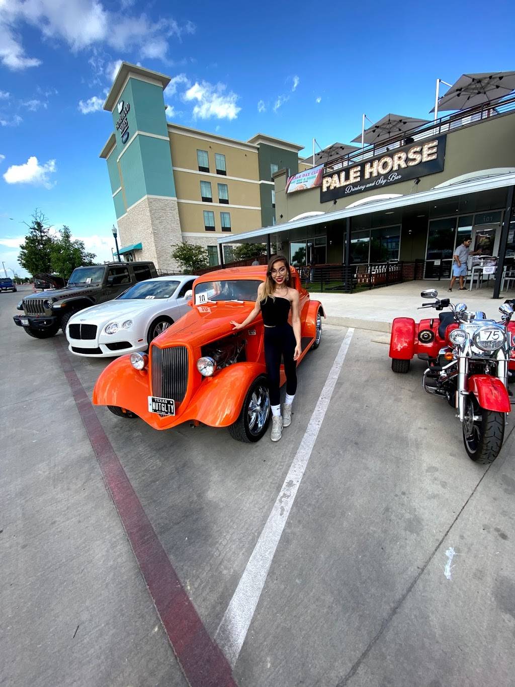 Pale Horse Eatery & Sky Bar | restaurant | 2031 Central Plaza #101, New Braunfels, TX 78130, USA | 8303127332 OR +1 830-312-7332