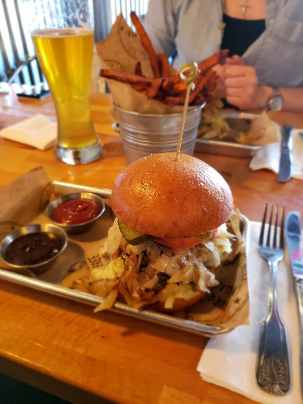 Burger Village | restaurant | 66 Middle Neck Rd, Great Neck, NY 11021, USA | 5163219177 OR +1 516-321-9177