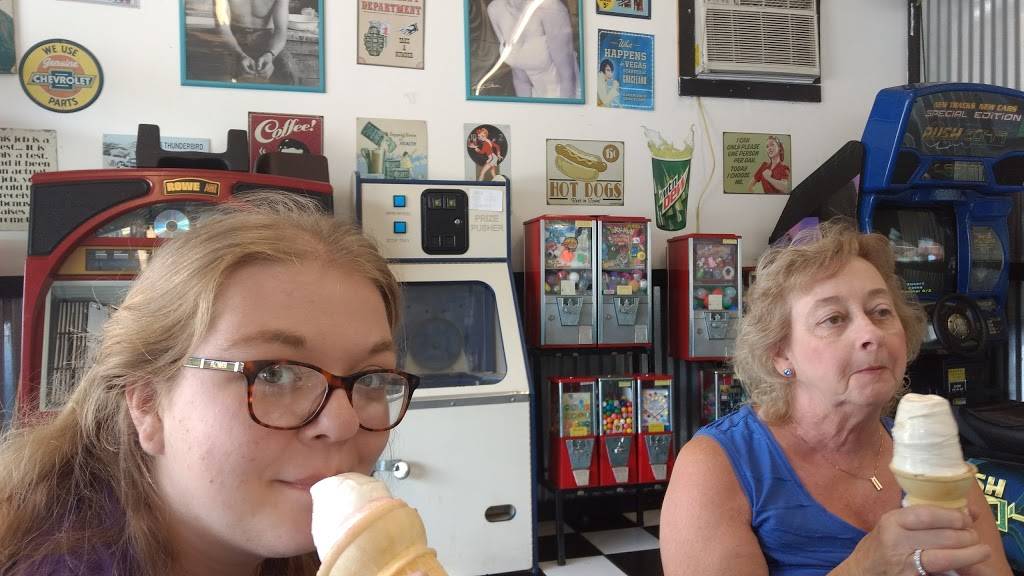 Warfield Dairy Bar | restaurant | 68 Riverfront Road, Warfield, KY 41267, USA | 6063956060 OR +1 606-395-6060