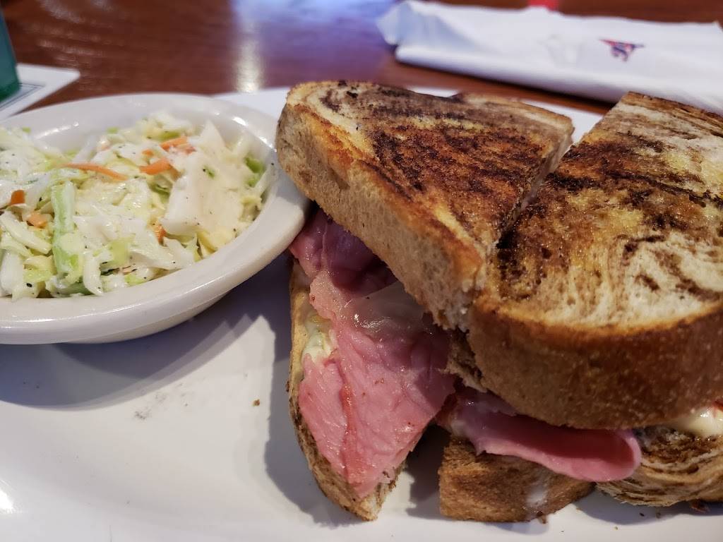 Johnnys West Sports Bar & Grill | restaurant | 12068 Dorsett Rd, Maryland Heights, MO 63043, USA | 3147365646 OR +1 314-736-5646