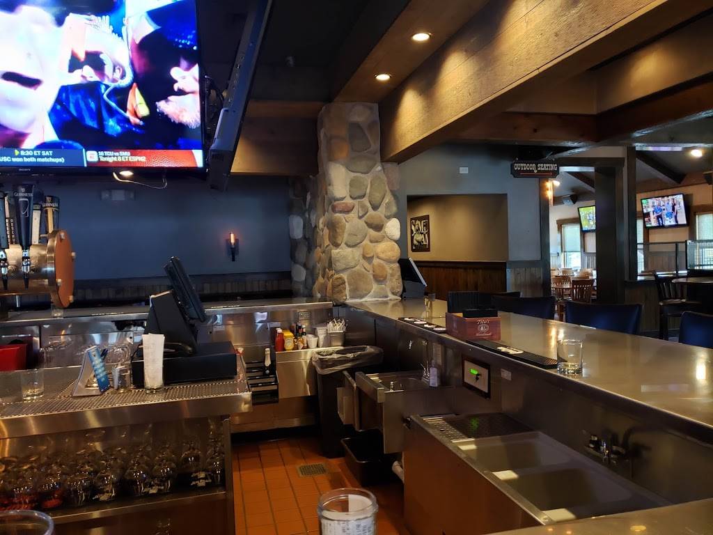 Bulldog Ale House | restaurant | 1520 S Randall Rd, Algonquin, IL 60102, USA | 8472290333 OR +1 847-229-0333