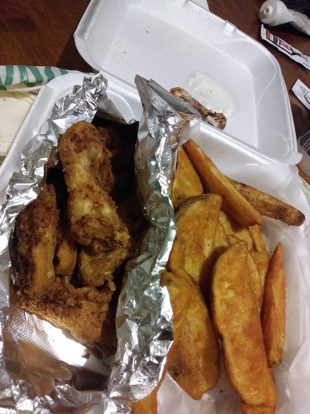 Dog House Saloon | restaurant | 1940 E Laketon Ave, Muskegon, MI 49442, USA | 2317773888 OR +1 231-777-3888