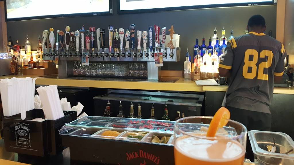 Buffalo Wild Wings | meal takeaway | 501 Stanton Christiana Rd, Christiana, DE 19702, USA | 3029999211 OR +1 302-999-9211