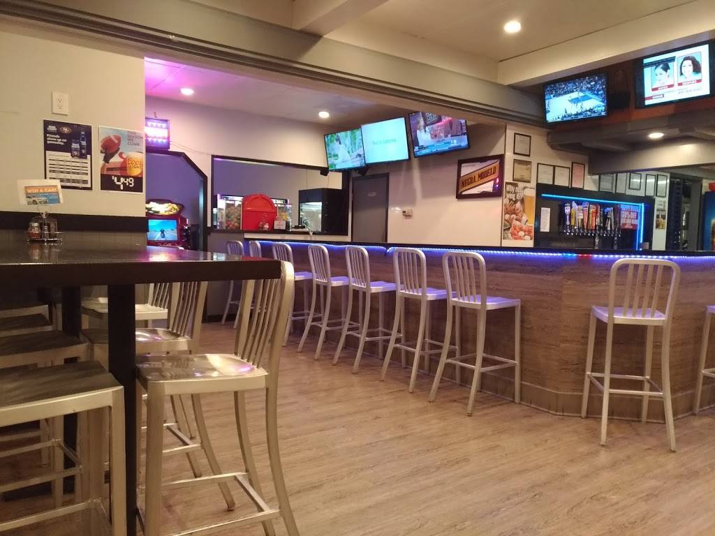 Round Table Pizza | meal delivery | 22457 Foothill Blvd, Hayward, CA 94541, USA | 5105817777 OR +1 510-581-7777