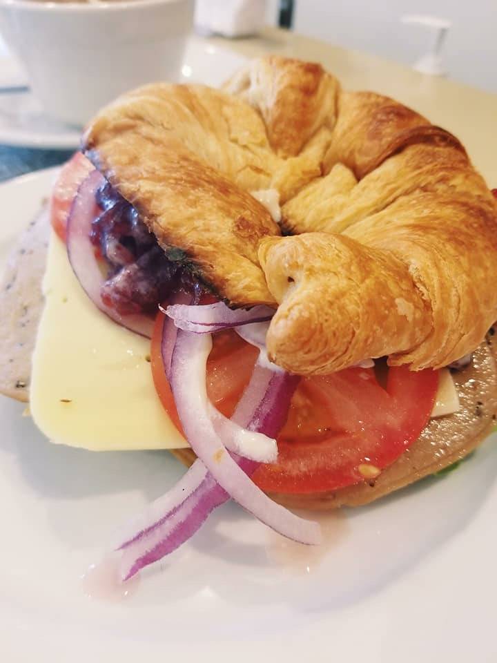 The Green Table | restaurant | 3390 Tampa Rd, Palm Harbor, FL 34684, USA | 7277891931 OR +1 727-789-1931