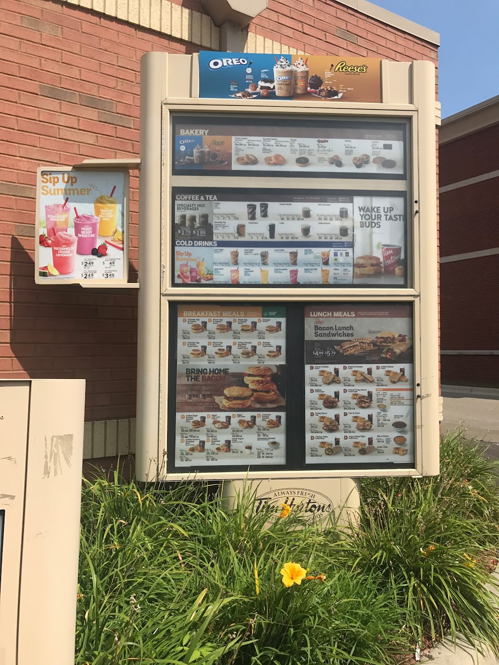 Tim Hortons | restaurant | 41-75 W 9 Mile Rd, Hazel Park, MI 48030, USA | 2485435896 OR +1 248-543-5896