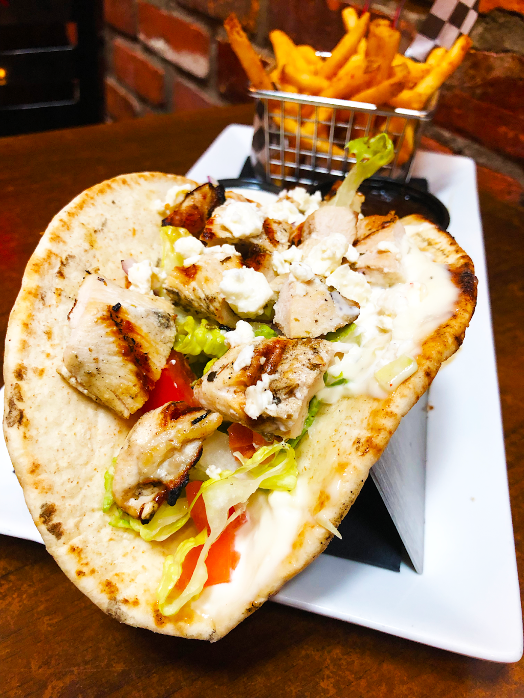 Queens Hometown Pub & Queens Nightclub | night club | 94 Dunlop St E, Barrie, ON L4M 1A4, Canada | 7057282424 OR +1 705-728-2424