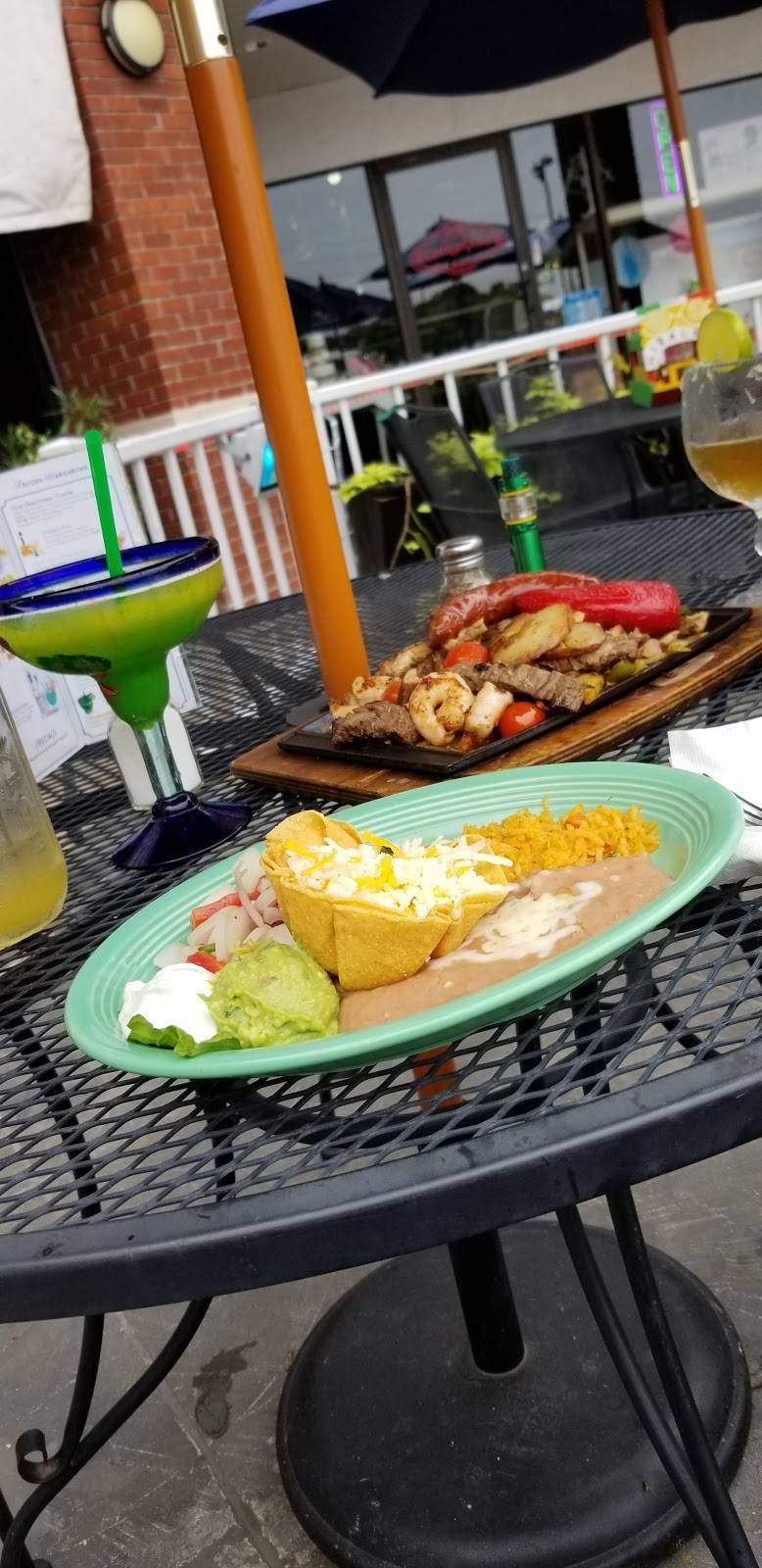 Hidalgos Mexican Restaurant & Cantina | restaurant | 200 S Santa Fe Ave, Edmond, OK 73003, USA | 4052852424 OR +1 405-285-2424