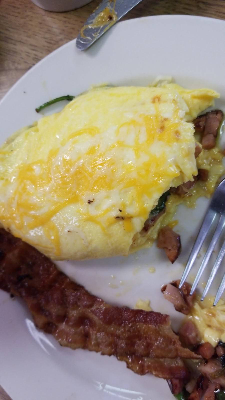 Crackers Cafe | restaurant | 15845 SW Warfield Blvd, Indiantown, FL 34956, USA | 7725973388 OR +1 772-597-3388