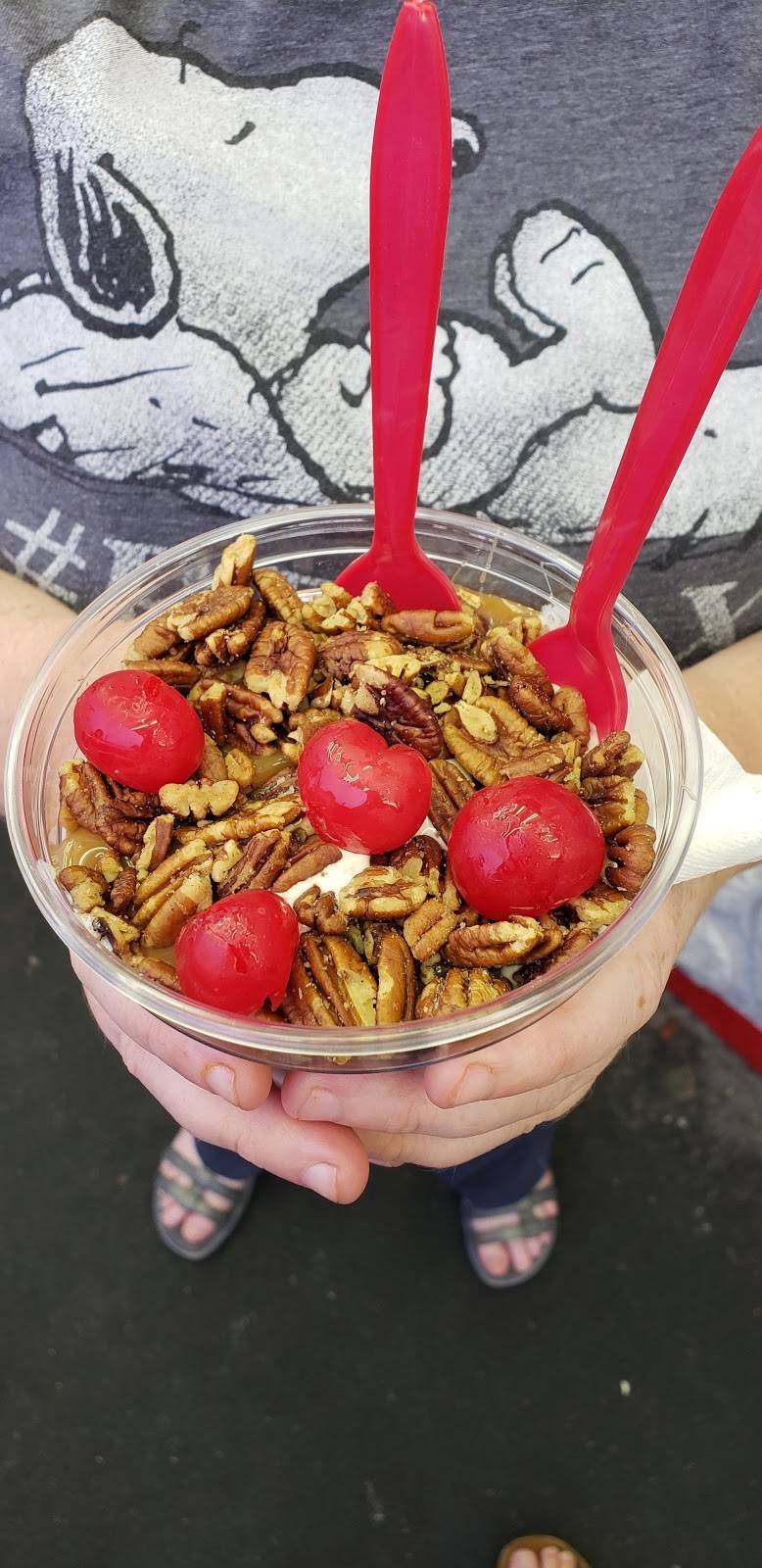 Leons Frozen Custard | restaurant | 3131 S 27th St, Milwaukee, WI 53215, USA | 4143831784 OR +1 414-383-1784