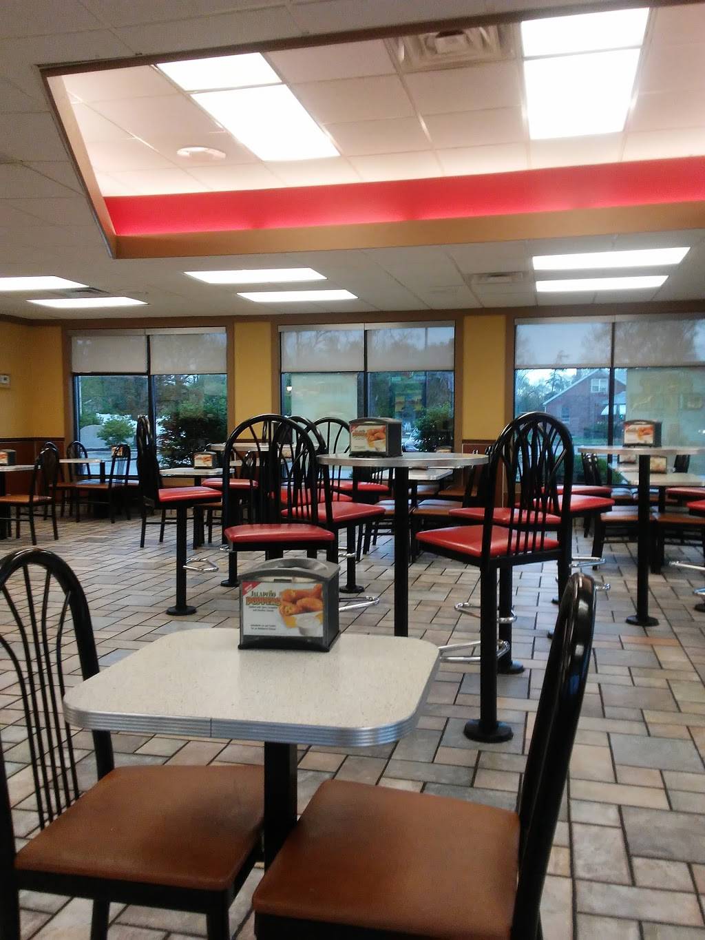 Hardees | restaurant | 1617 N Belt W, Belleville, IL 62226, USA | 6182355551 OR +1 618-235-5551