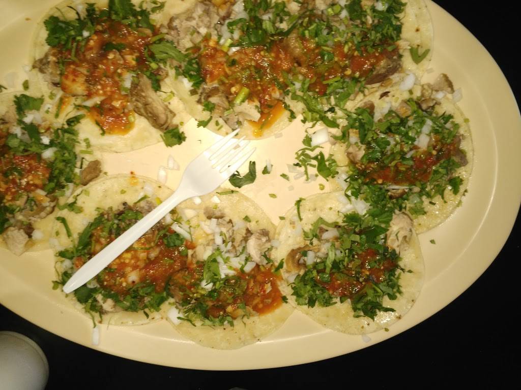 Taqueria 3 Gallos | restaurant | 250 White Ln, Bakersfield, CA 93307, USA | 6617353959 OR +1 661-735-3959