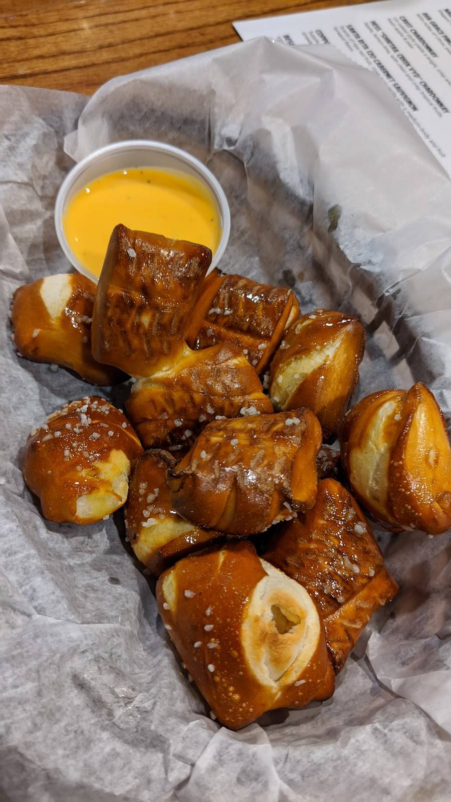 The Casual Pint | restaurant | 395 S Highland St, Memphis, TN 38111, USA | 9017792967 OR +1 901-779-2967