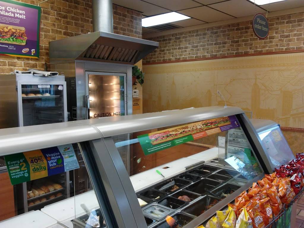 Subway Restaurants | restaurant | 2525 Hilton Rd, Ferndale, MI 48220, USA | 2483990428 OR +1 248-399-0428
