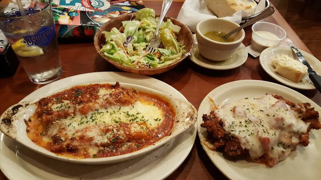 Ravanellis Restaurant | restaurant | 26 Collinsport Dr, Collinsville, IL 62234, USA | 6183439000 OR +1 618-343-9000