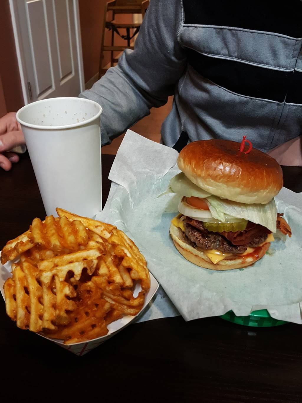 Kickin Burgers and Wings | restaurant | 9196 W Golf Rd, Niles, IL 60714, USA | 8476991899 OR +1 847-699-1899