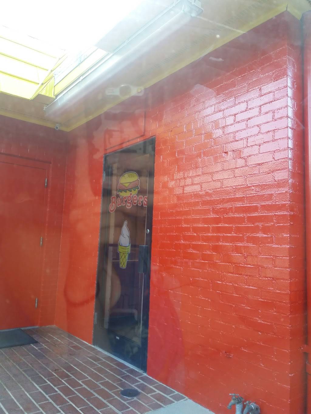 Circus Hall of Cream | restaurant | 211 22nd St SW, Hickory, NC 28602, USA | 8283284214 OR +1 828-328-4214