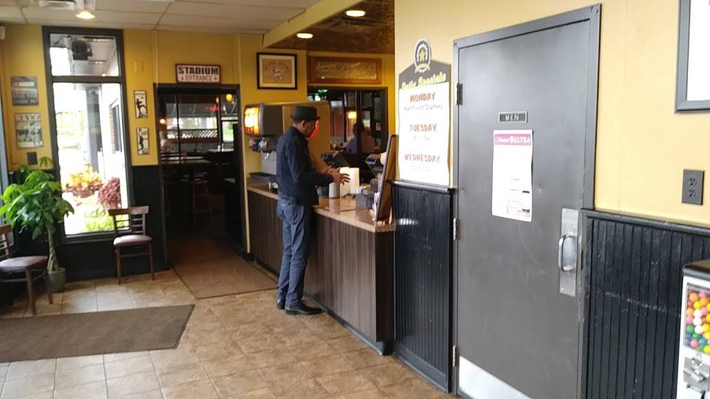 Crossroads Sports Bar & Grill | restaurant | 5790 Cheviot Rd, Cincinnati, OH 45247, USA | 5132459999 OR +1 513-245-9999