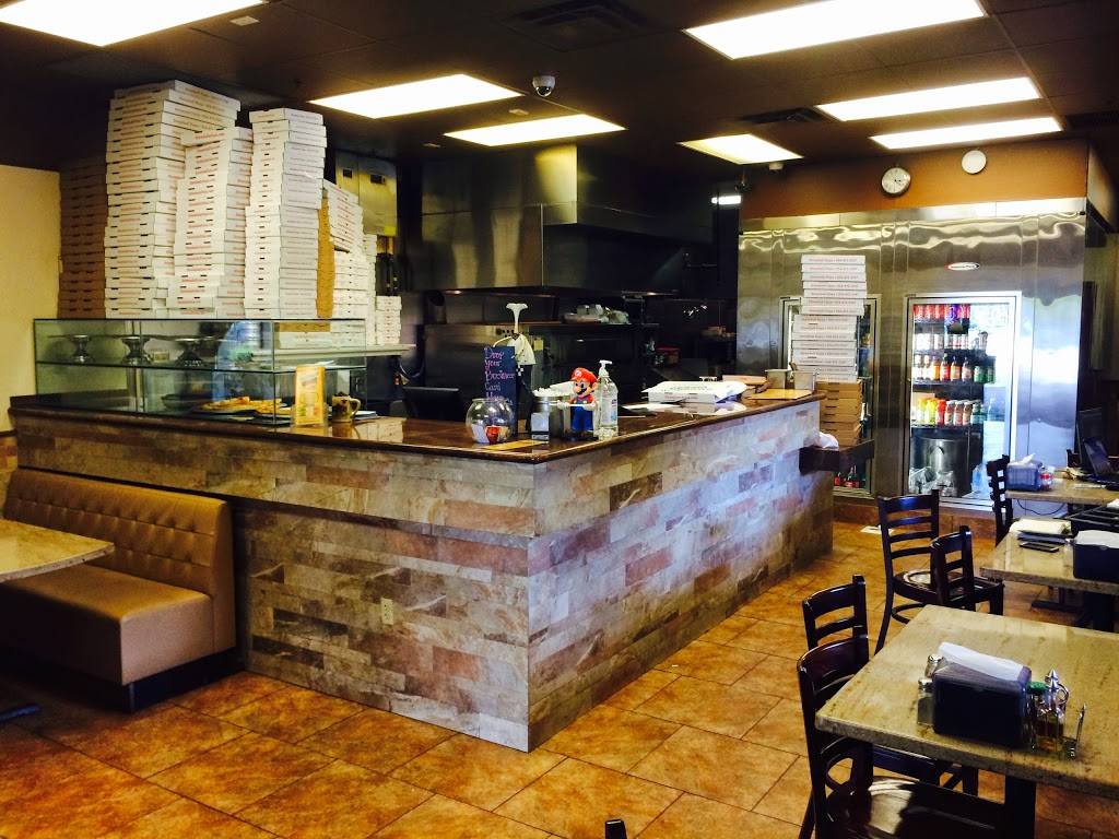 Strombolis Pizza | restaurant | 801 S University Dr, Plantation, FL 33324, USA | 9544722167 OR +1 954-472-2167