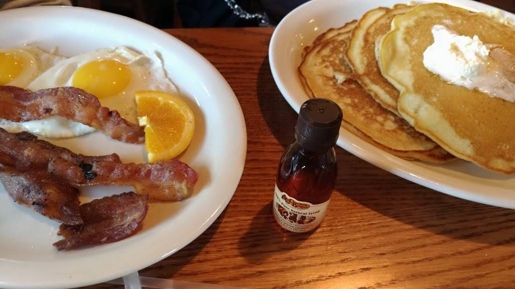 Cracker Barrel Old Country Store | restaurant | 635 S Cumberland St, Lebanon, TN 37087, USA | 6154444995 OR +1 615-444-4995