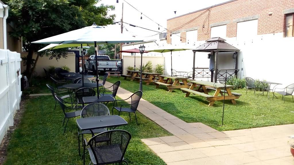 Deutschland Downtown | restaurant | 411 William St, Fredericksburg, VA 22401, USA | 5403734110 OR +1 540-373-4110