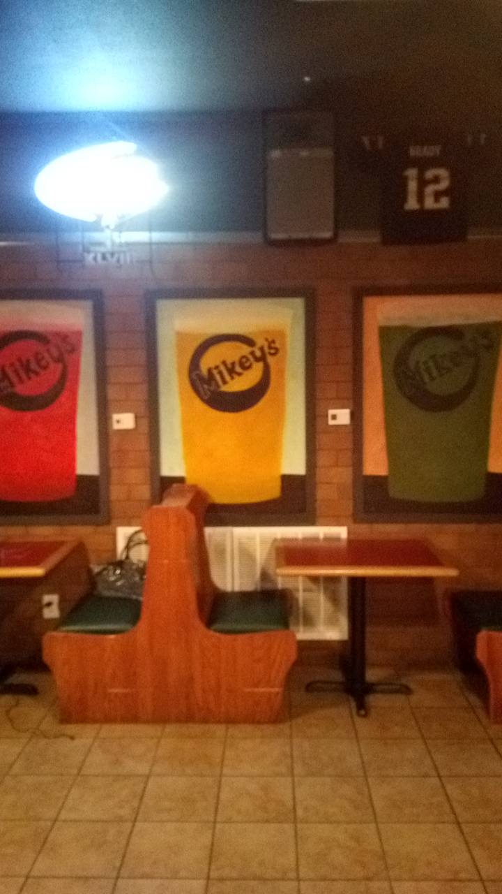 Mikeys Bar & Grill | restaurant | 6021 E U.S. HWY 24 suite A, Rossville, KS 66533, USA | 7855846021 OR +1 785-584-6021