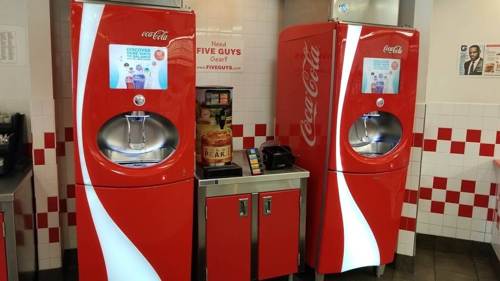 Five Guys | meal takeaway | 2601 W Lake Ave, Peoria, IL 61615, USA | 3096886040 OR +1 309-688-6040