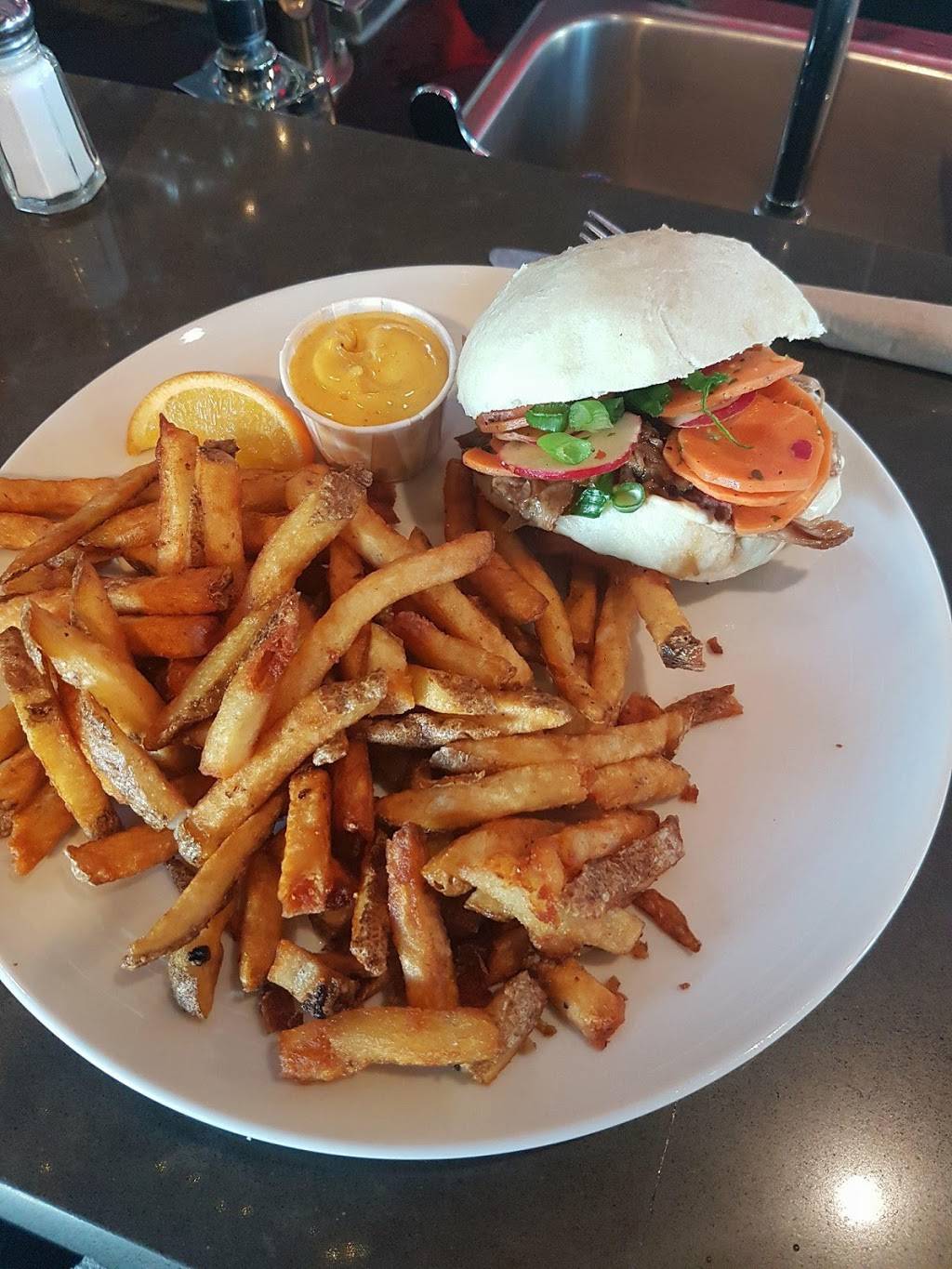 Chez Victor | restaurant | 2875 Boulevard Laurier, Québec, QC G1V 2M2, Canada | 4189779123 OR +1 418-977-9123