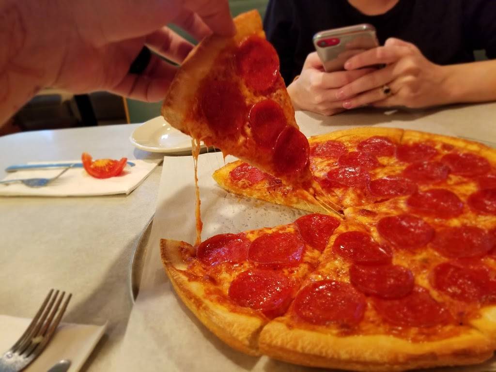 Farinacci Pizza | restaurant | 3265 Oakwood Dr, Cuyahoga Falls, OH 44221, USA | 3309454647 OR +1 330-945-4647