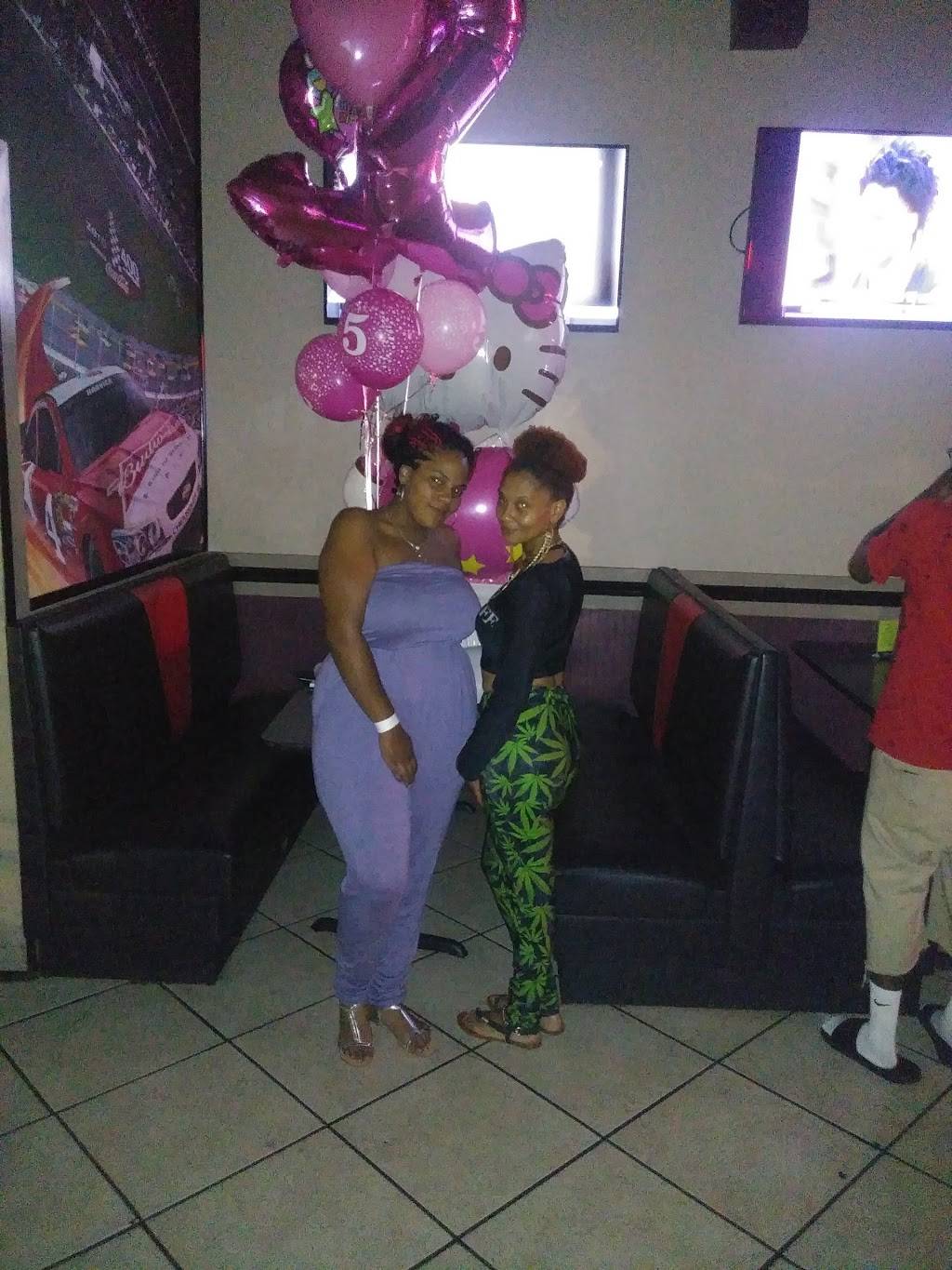 Sidelines Sports Grill | restaurant | 309 W Fairfield Rd, High Point, NC 27263, USA | 3364348605 OR +1 336-434-8605