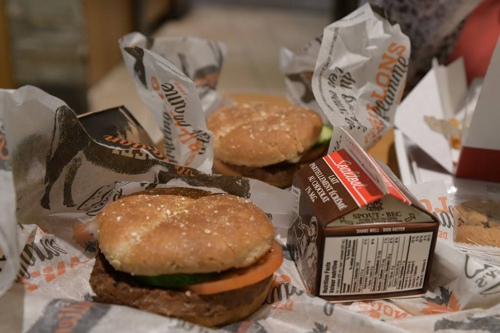 Harveys | restaurant | 999 Upper Wentworth St, Hamilton, ON L9A 4X5, Canada | 9053180108 OR +1 905-318-0108