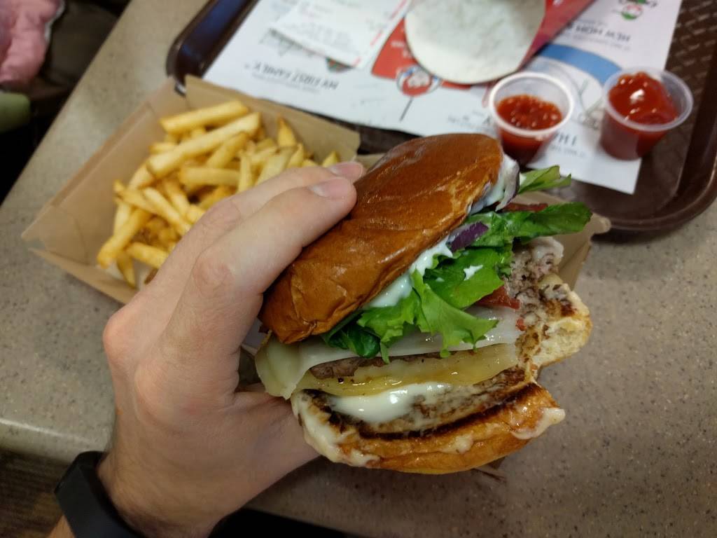 Wendys | restaurant | 3140 N 124th St, Wauwatosa, WI 53222, USA | 4147742772 OR +1 414-774-2772