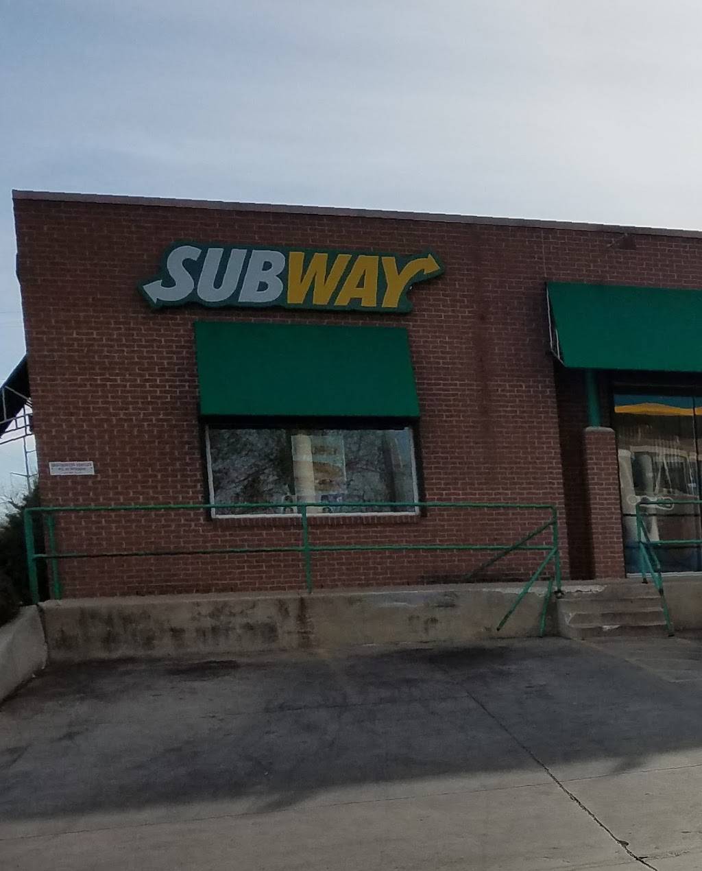 Subway | restaurant | 950 NE 23rd St, Oklahoma City, OK 73105, USA | 4055240064 OR +1 405-524-0064