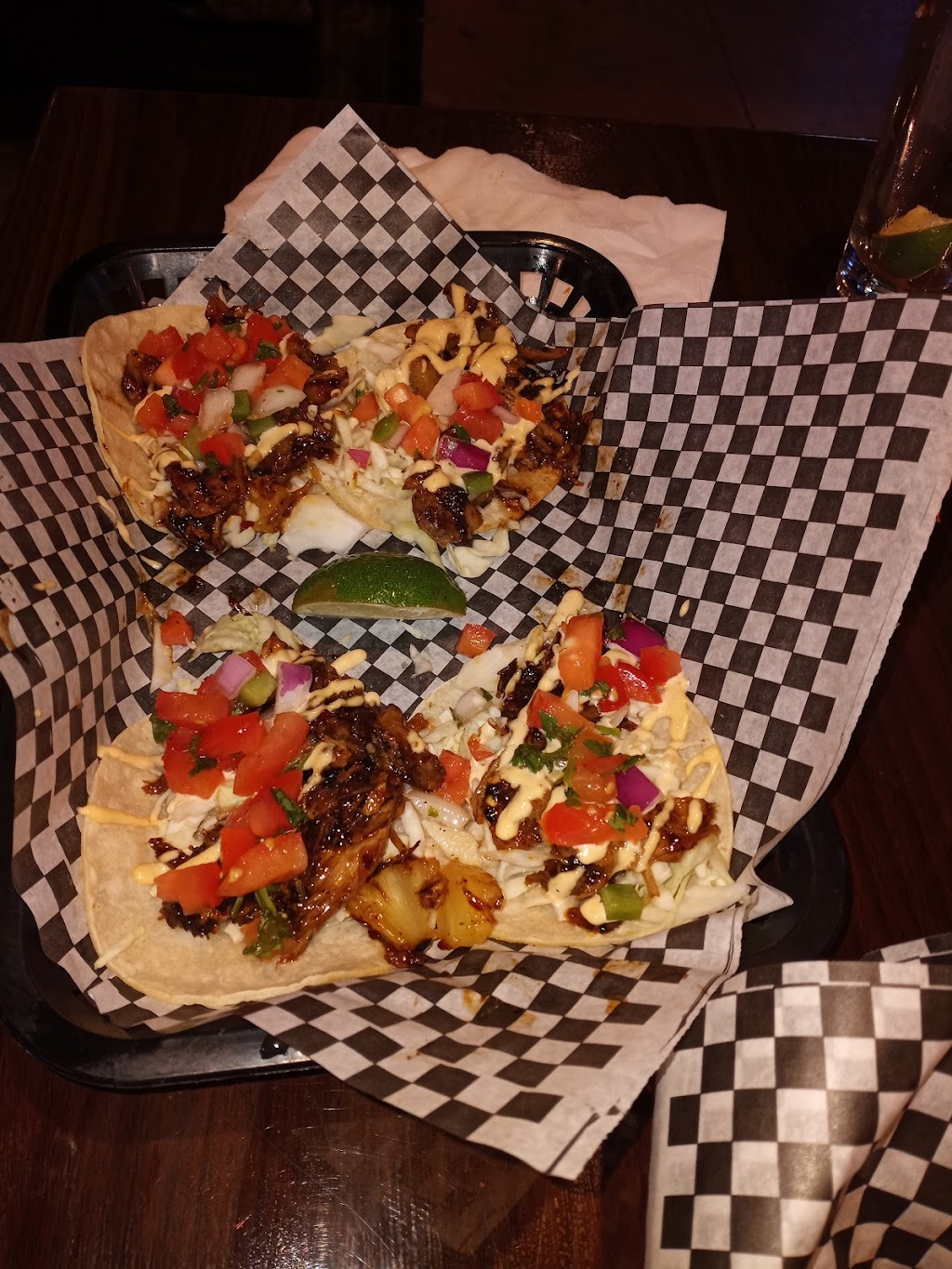 TCs Pub & Grub | restaurant | 25 E Ray Rd, Gilbert, AZ 85296, USA | 4806875540 OR +1 480-687-5540