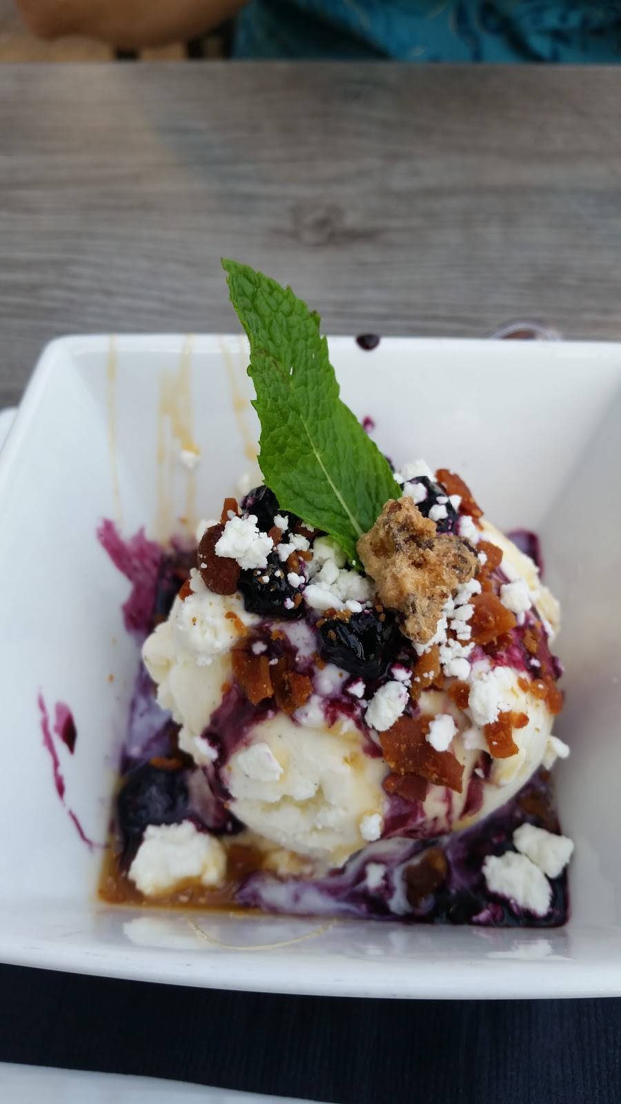 Neoteca | night club | 130 S Hough St, Barrington, IL 60010, USA | 8473821330 OR +1 847-382-1330