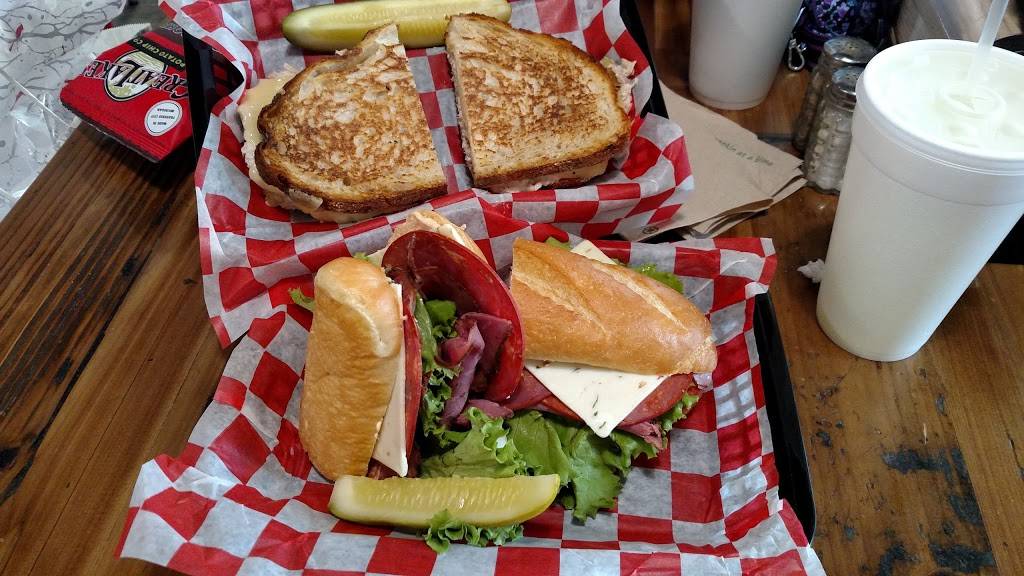 Mikes Deli | restaurant | 114 W Middle St, Chelsea, MI 48118, USA | 7344755980 OR +1 734-475-5980