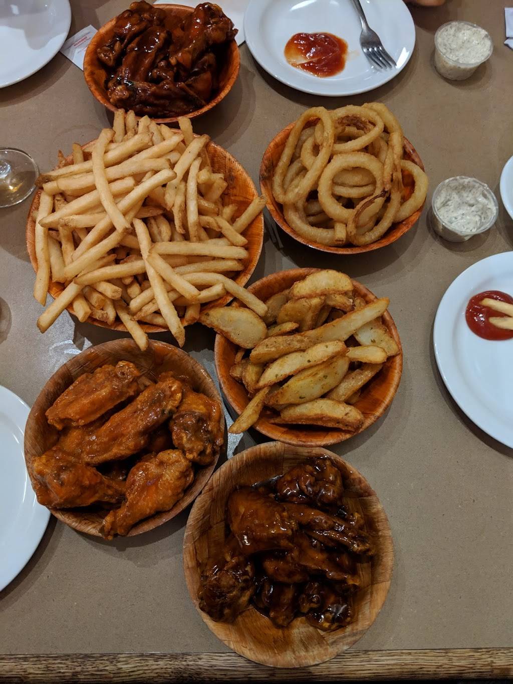 Duffs Famous Wings | restaurant | 1604 Bayview Ave, Toronto, ON M4G 3B7, Canada | 4165440100 OR +1 416-544-0100