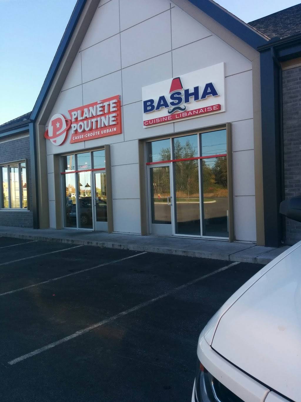 Planète Poutine | restaurant | 140 Rue Robitaille, Granby, QC J2H 0R9, Canada | 4503757557 OR +1 450-375-7557