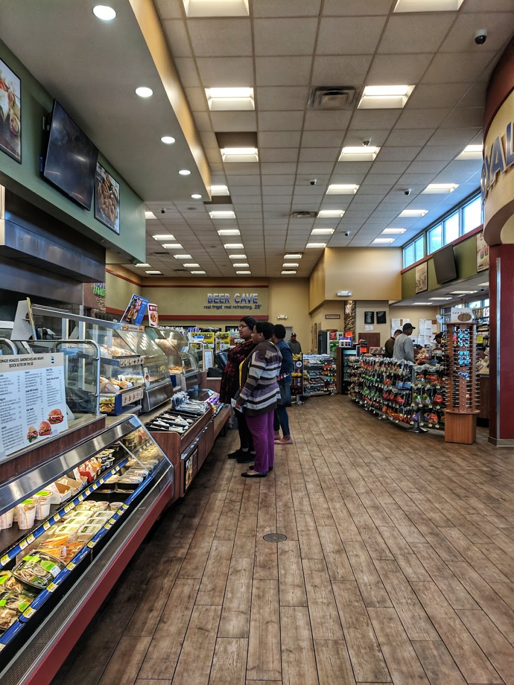 Royal Farms | meal takeaway | 3601 Victory Blvd, Portsmouth, VA 23701, USA | 7579988015 OR +1 757-998-8015