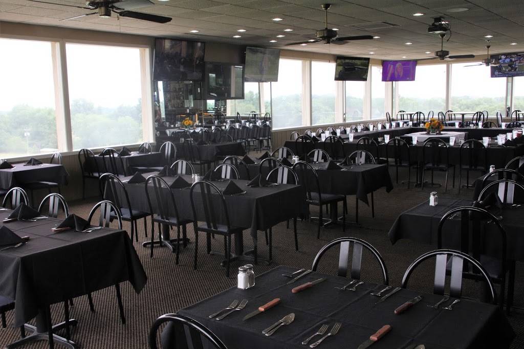 Crazy Horse Sports Club And Golf Course | restaurant | 922 Crazy Horse Rd, Hutchinson, KS 67502, USA | 6206635301 OR +1 620-663-5301