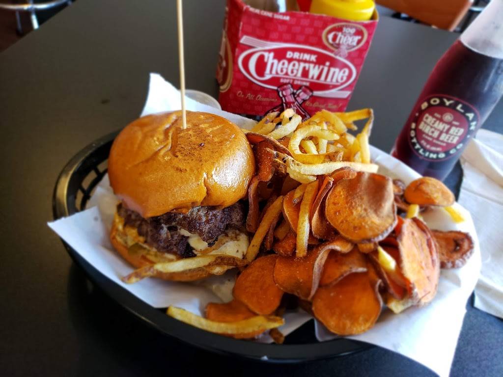 Market Burger Fries & Shakes | restaurant | 145 W Main St, Purcellville, VA 20132, USA | 5407511145 OR +1 540-751-1145