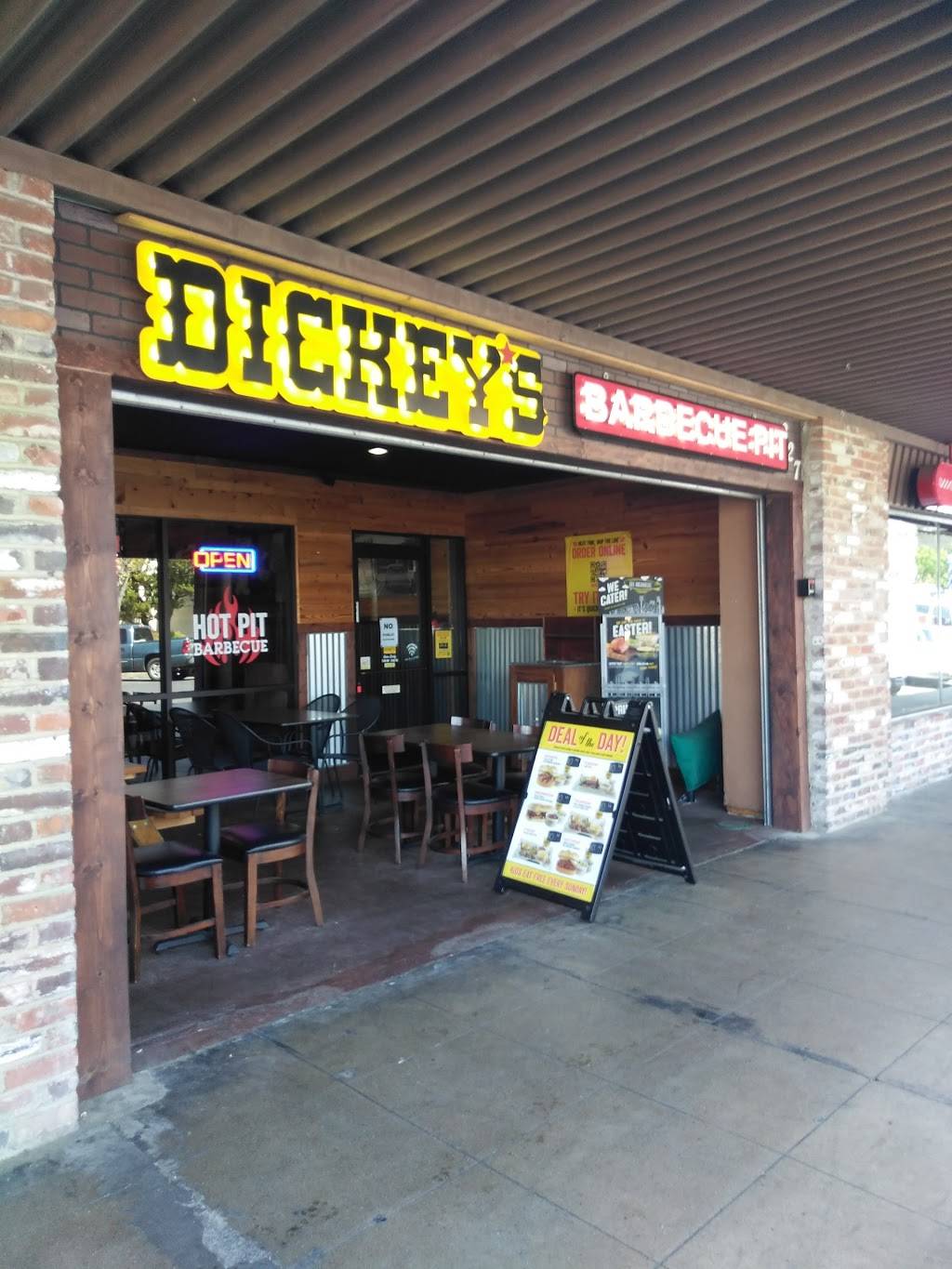 Dickeys Barbecue Pit | restaurant | 227 E Main St, Visalia, CA 93291, USA | 5597321510 OR +1 559-732-1510