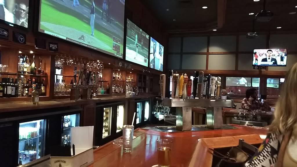 Fox & Hound | restaurant | 112 W Campbell Rd, Richardson, TX 75080, USA | 9724374225 OR +1 972-437-4225