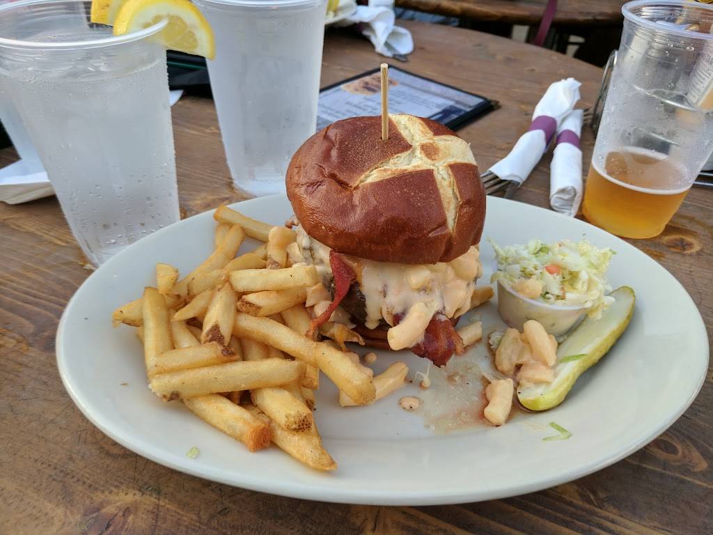 Nikos Red Mill Tavern | restaurant | 1040 Lake Ave, Woodstock, IL 60098, USA | 8153386455 OR +1 815-338-6455