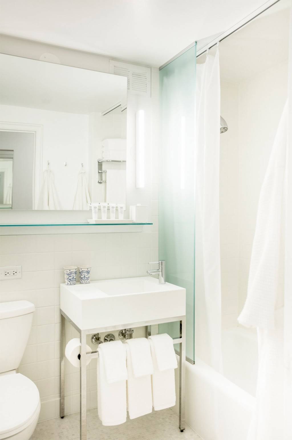 Ambassador Chicago | cafe | 1301 N State Pkwy, Chicago, IL 60610, USA | 3127873700 OR +1 312-787-3700