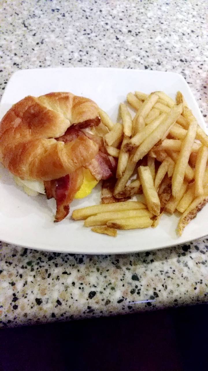 Hollywood Grill | restaurant | 1811 Concord Pike, Wilmington, DE 19803, USA | 3026551348 OR +1 302-655-1348