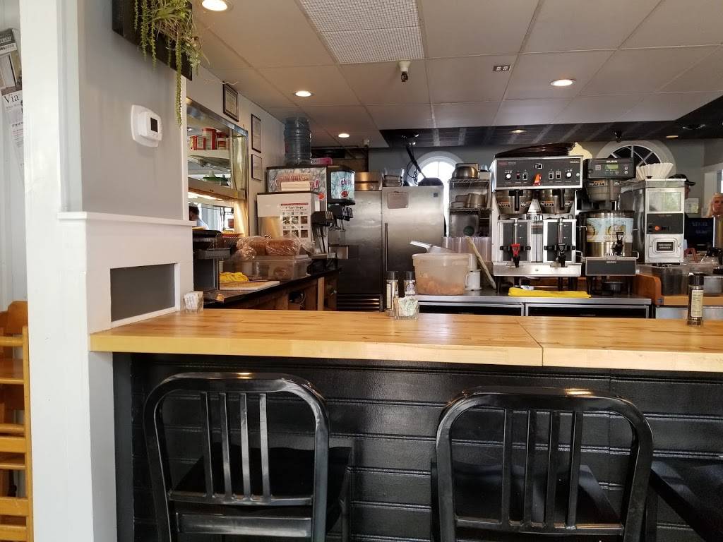 Lamplight Cafe & Bakery | restaurant | 121 W Indiana Ave, Perrysburg, OH 43551, USA | 4198740125 OR +1 419-874-0125