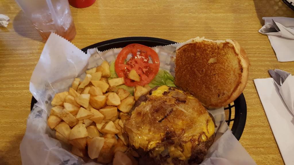 Almont Tap | restaurant | 4581 140th St, Clinton, IA 52732, USA | 5636827381 OR +1 563-682-7381