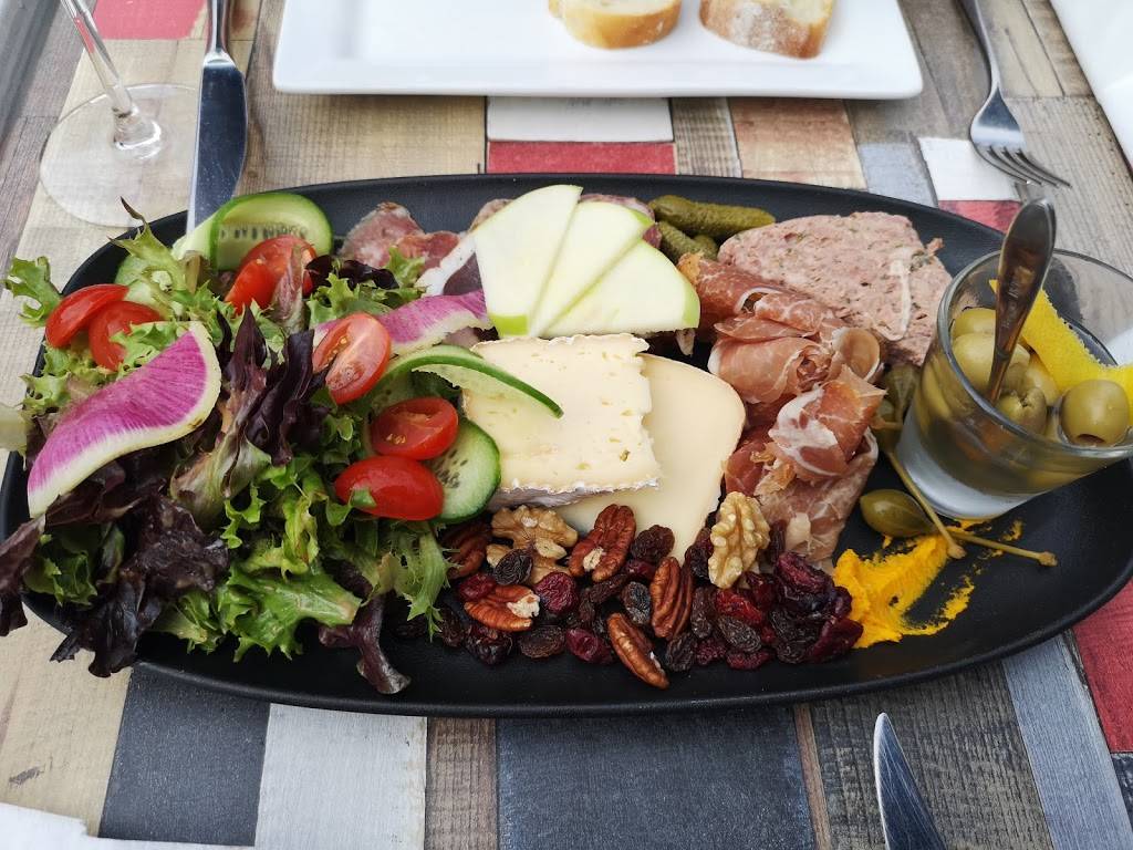 Restaurant Le Saint Sau Pub Gourmand | restaurant | 236 Rue Principale, Saint-Sauveur, QC J0R 1R0, Canada | 4502270218 OR +1 450-227-0218