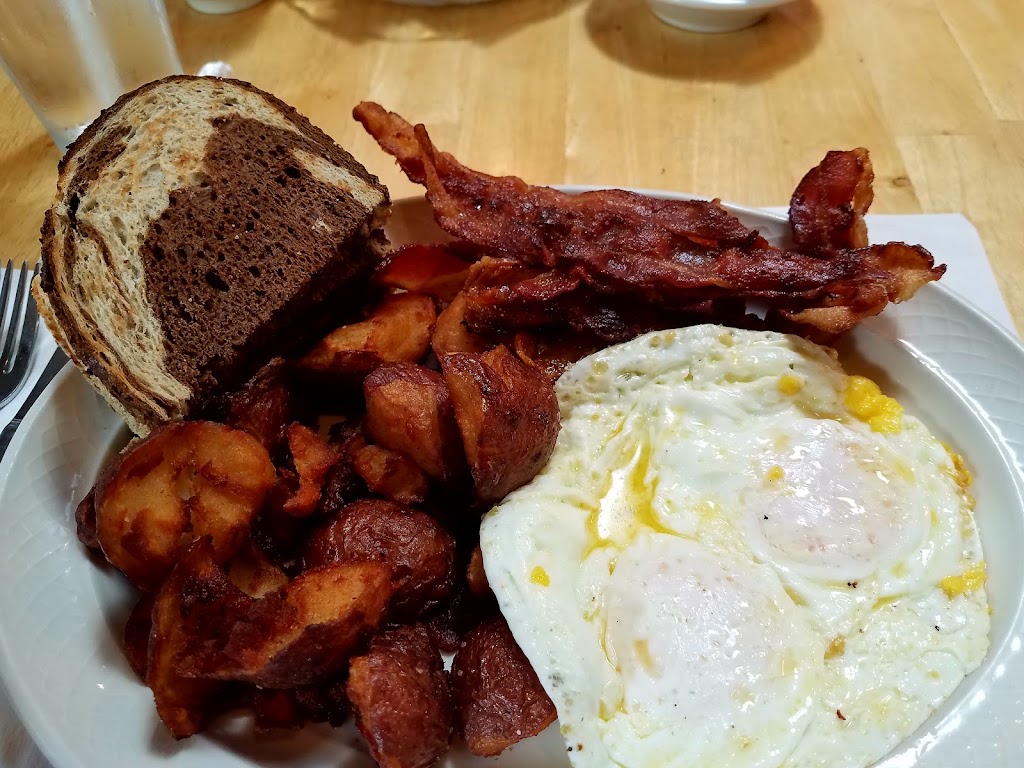 The Gingerbread House Restaurant | restaurant | 55 Carry Rd, Oquossoc, ME 04964, USA | 2078643602 OR +1 207-864-3602